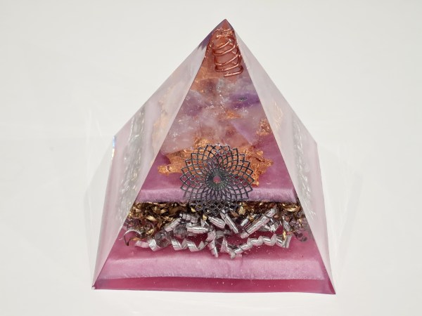 Orgonite pyramide  améthyste rose